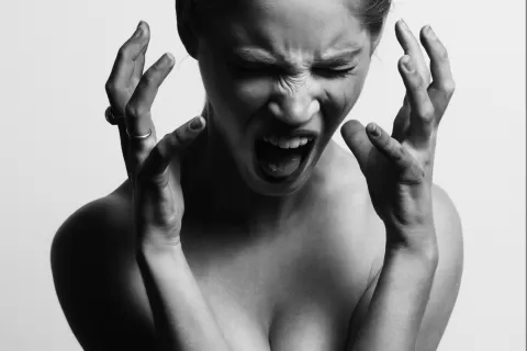 Reacción de una mujer al enterar que tiene un enfermedad de transmisión sexual Reacción de una mujer al enterar que tiene un enfermedad de transmisión sexual