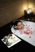 Mujer relajada tomando un baño en la bañera