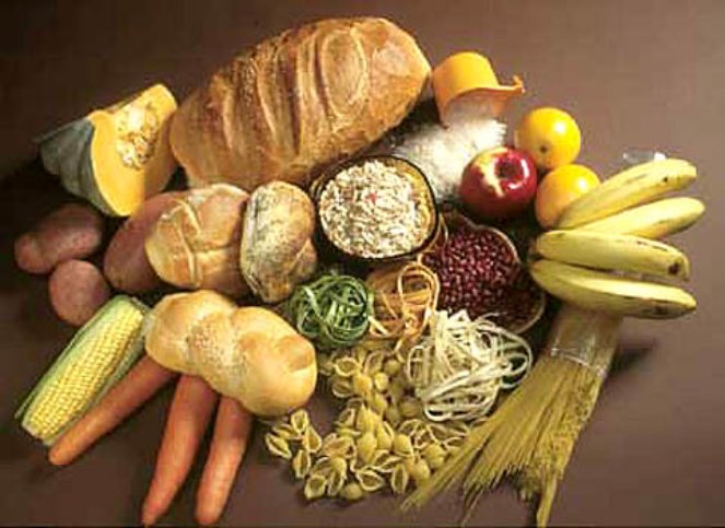 Alimentos que contienen carbohidratos, incluso cereales, pasta, pan, frutas, frijoles pintos, leche y una patata.